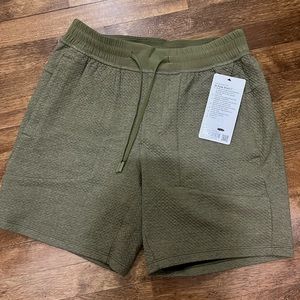 **NWT** Lululemon At Ease Short 7”